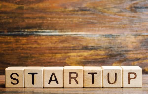 wooden-blocks-with-the-word-startup-X8ENEQR