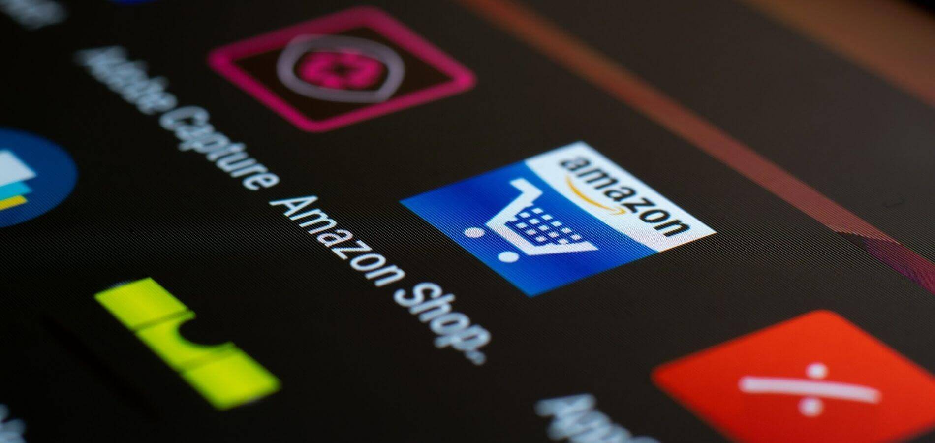 Detalle del logo de la app de amazon instalada en un móvil