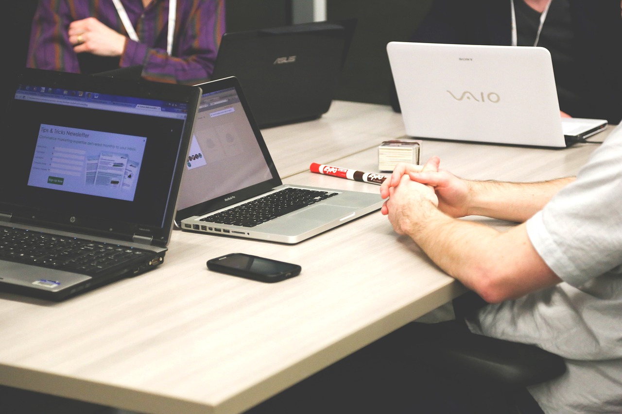 Vista de las manos de varias personas trabajando con sus portátiles