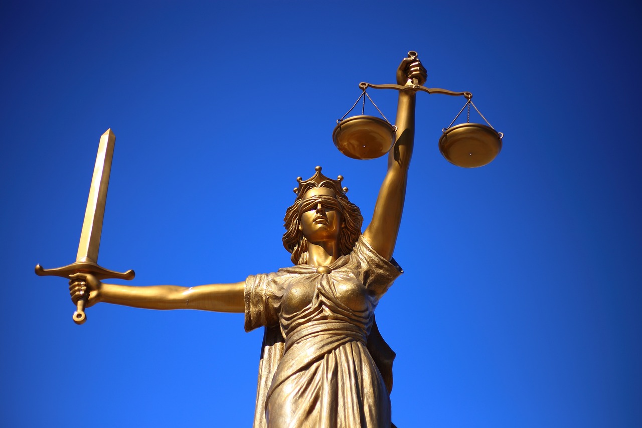Foto estatua diosa de la justicia