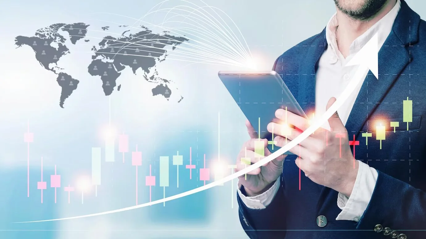 Hombre de negocios con tablet analizando datos financieros